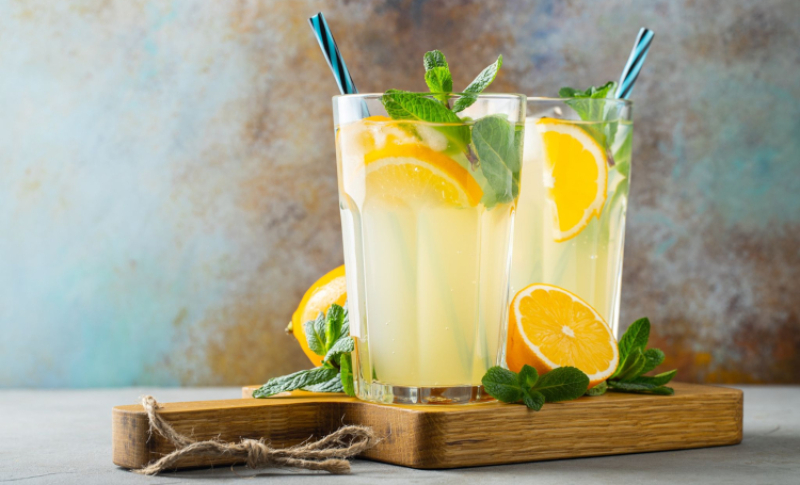 Oryginalne napoje na ciepłe dni - przepisy, które orzeźwią Twój organizm